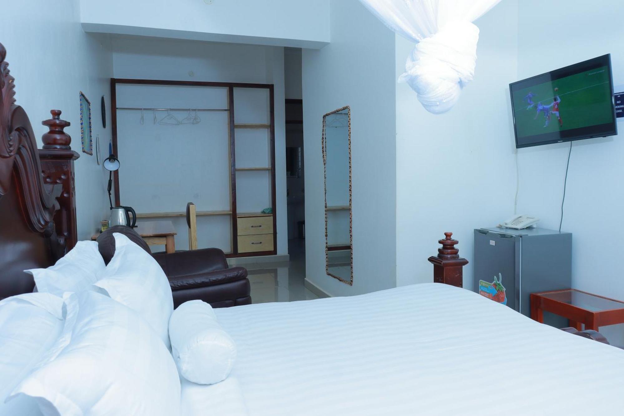 Mowicribs Hotel And Spa Entebbe Kültér fotó